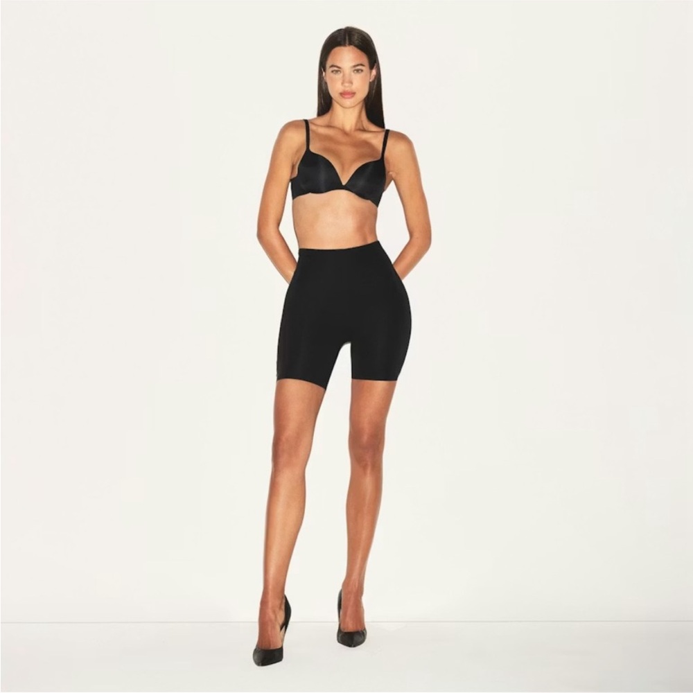 SKIMS Booty Hip Enhancing Shaping Mid Thigh Short, Size XS NWT - Picture 7 of 10